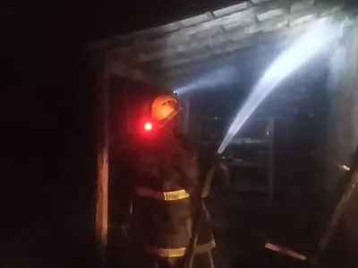Morador incendia a própria casa por duas vezes durante a madrugada