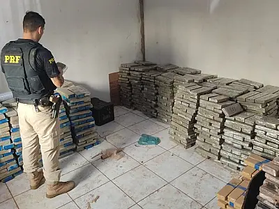 Oficina utilizada como entreposto é fechada; 2,6 toneladas de maconha são apreendidas