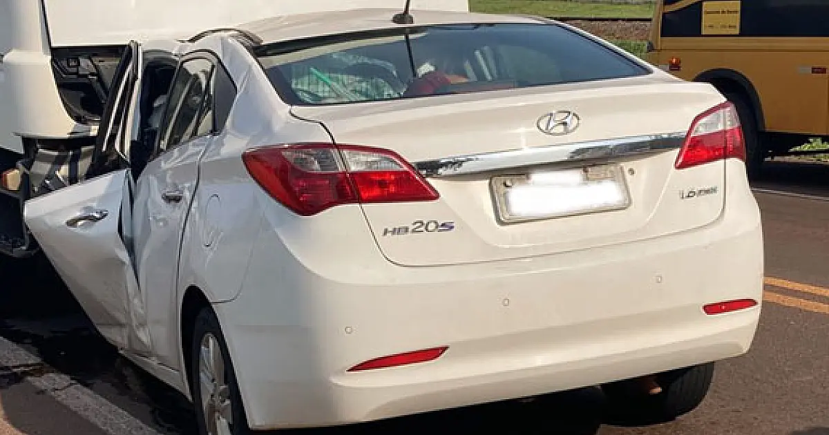 Acidente entre carreta e carro mata casal e criança na BR-262