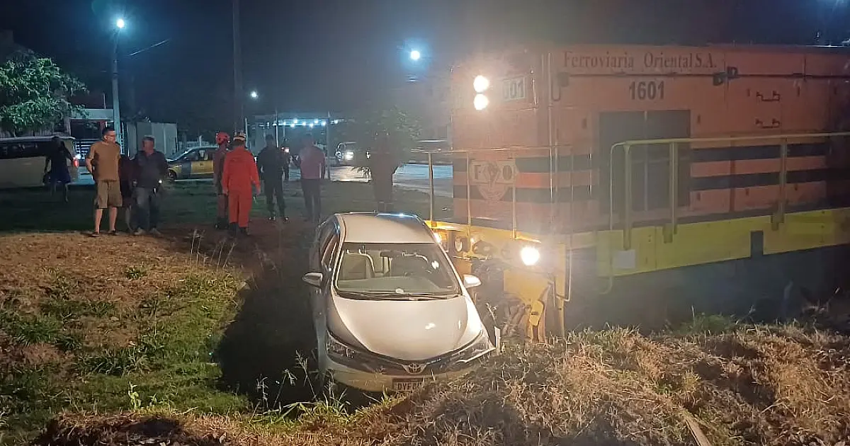 Trem arrasta carro por 20 metros e motorista sai sem ferimentos