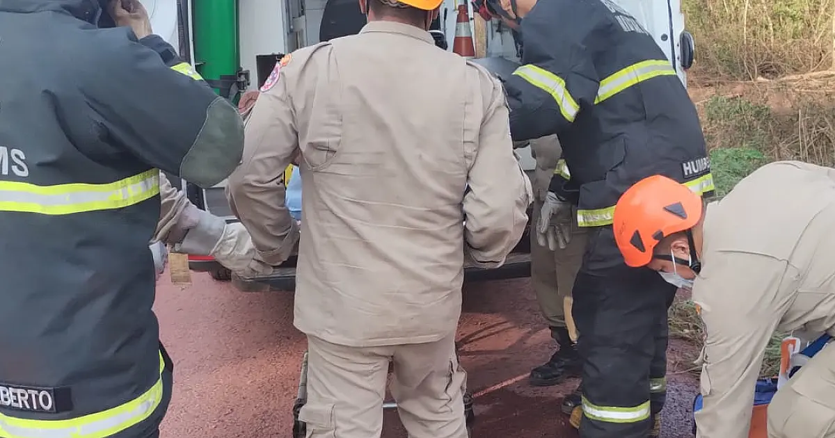 Condutor de carreta que tombou na BR 262 sofreu traumatismo cranioencefálico