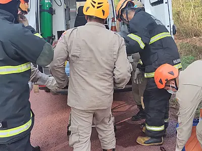 Condutor de carreta que tombou na BR 262 sofreu traumatismo cranioencefálico