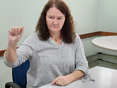 No Dia Internacional da Mulher, professora surda de MS dá aula de superação