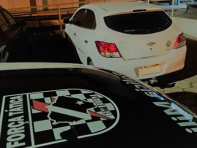 Motorista de aplicativo é sequestrada e tem carro roubado; dois dos assaltantes foram presos