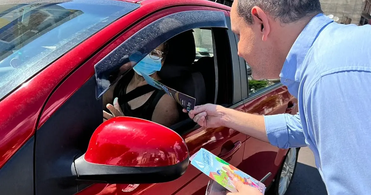 Cartilha distribuída nas ruas e escolas alerta sobre o uso racional da água