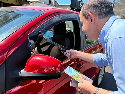 Cartilha distribuída nas ruas e escolas alerta sobre o uso racional da água