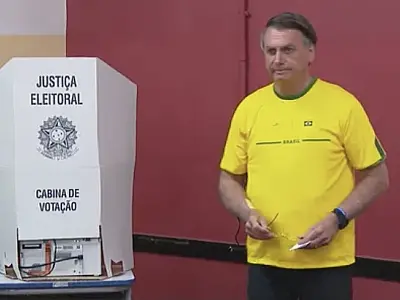 Bolsonaro vota na Zona Oeste do Rio e diz que 'eleições limpas têm que ser respeitadas'