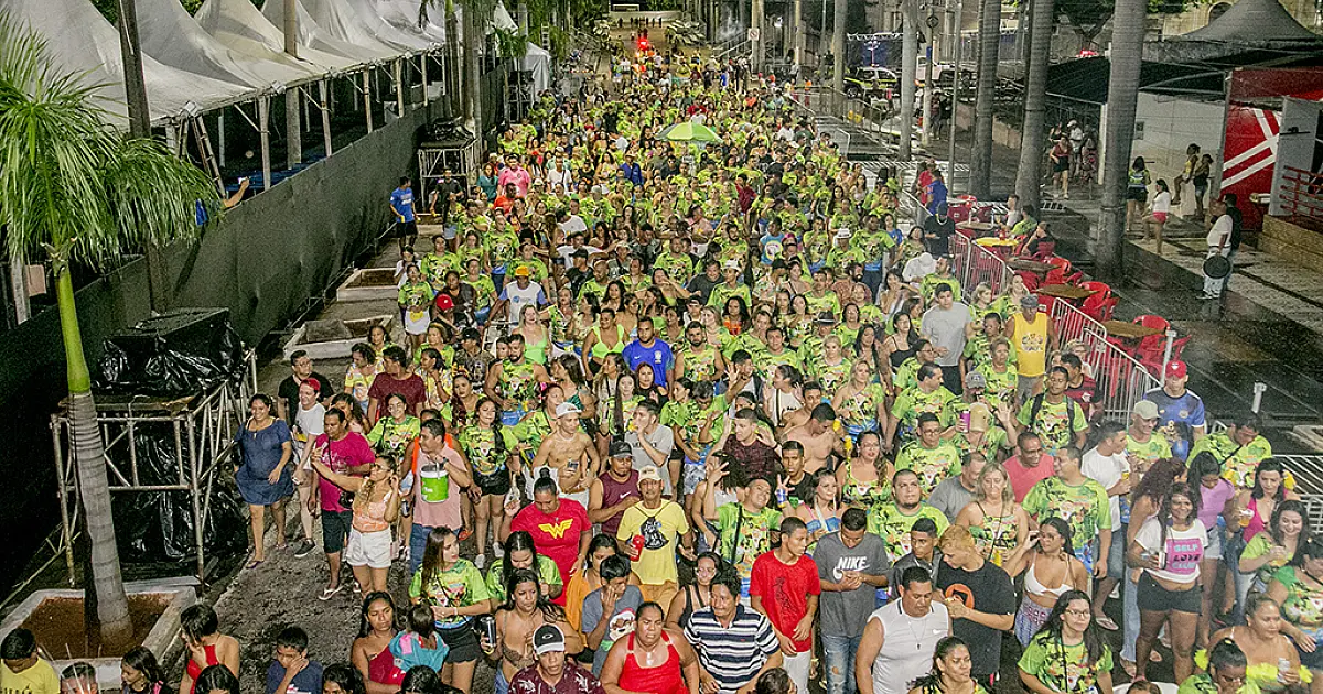 Foliões encaram a chuva e mantém tradição do bloco Sandálias de Frei Mariano