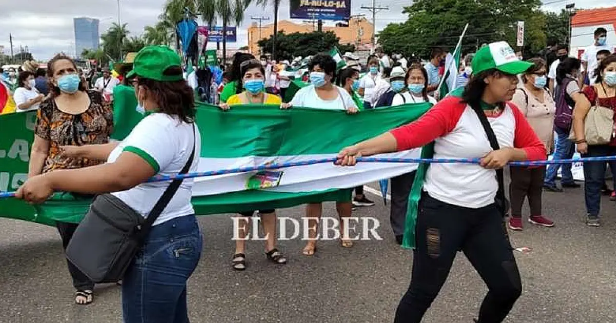 Professores da Bolívia ocupam ruas e fecham a fronteira em protesto por melhorias