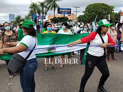 Professores da Bolívia ocupam ruas e fecham a fronteira em protesto por melhorias