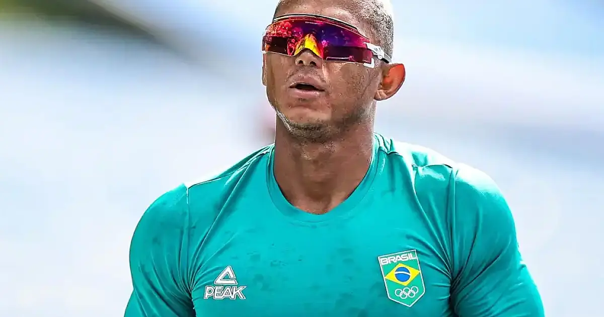Isaquias Queiroz avança direto à semifinal da canoa individual
