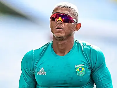 Isaquias Queiroz avança direto à semifinal da canoa individual