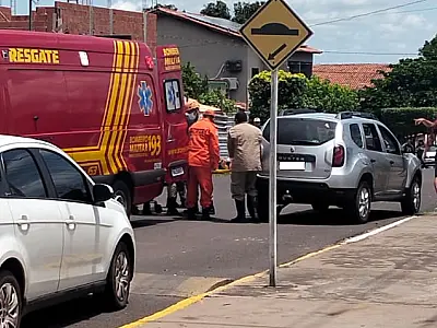 Idosa e neto ficam feridos em colisão entre carros no centro de Corumbá