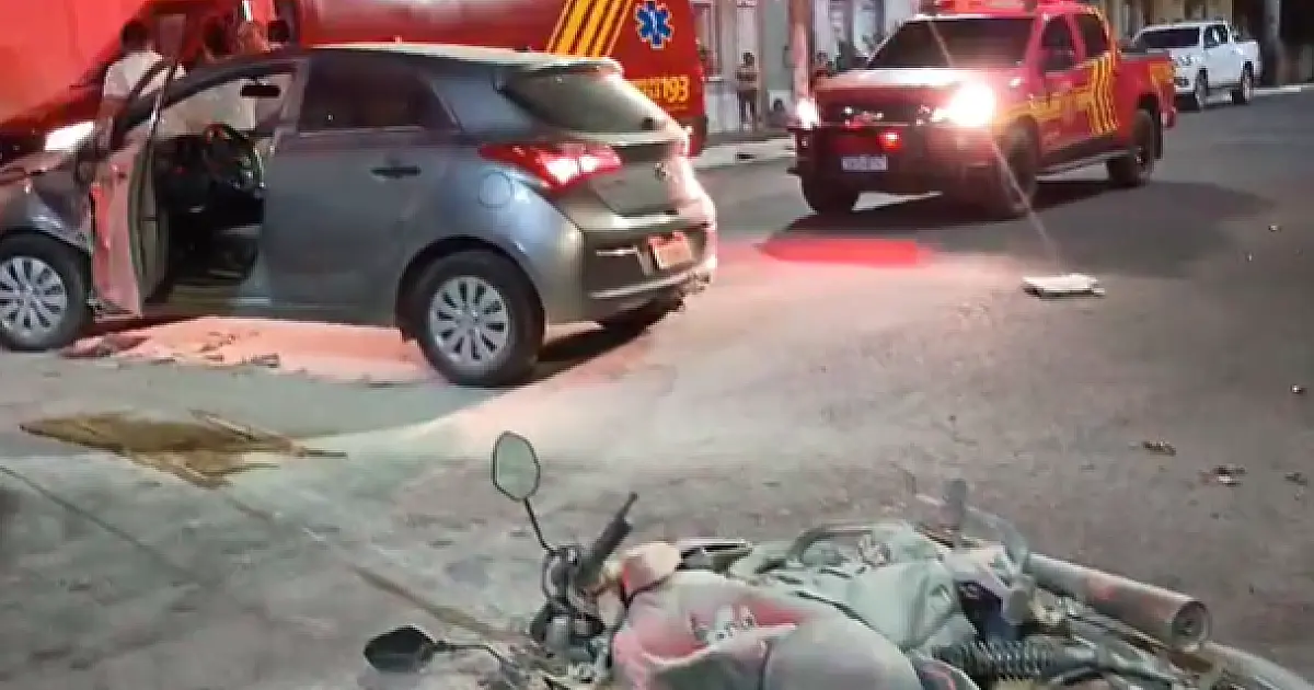 Moto pega fogo após colidir com carro no centro
