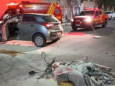 Moto pega fogo após colidir com carro no centro