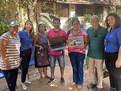 Empreendedores da comunidade do Salobra recebem notebooks para apoiar negócios