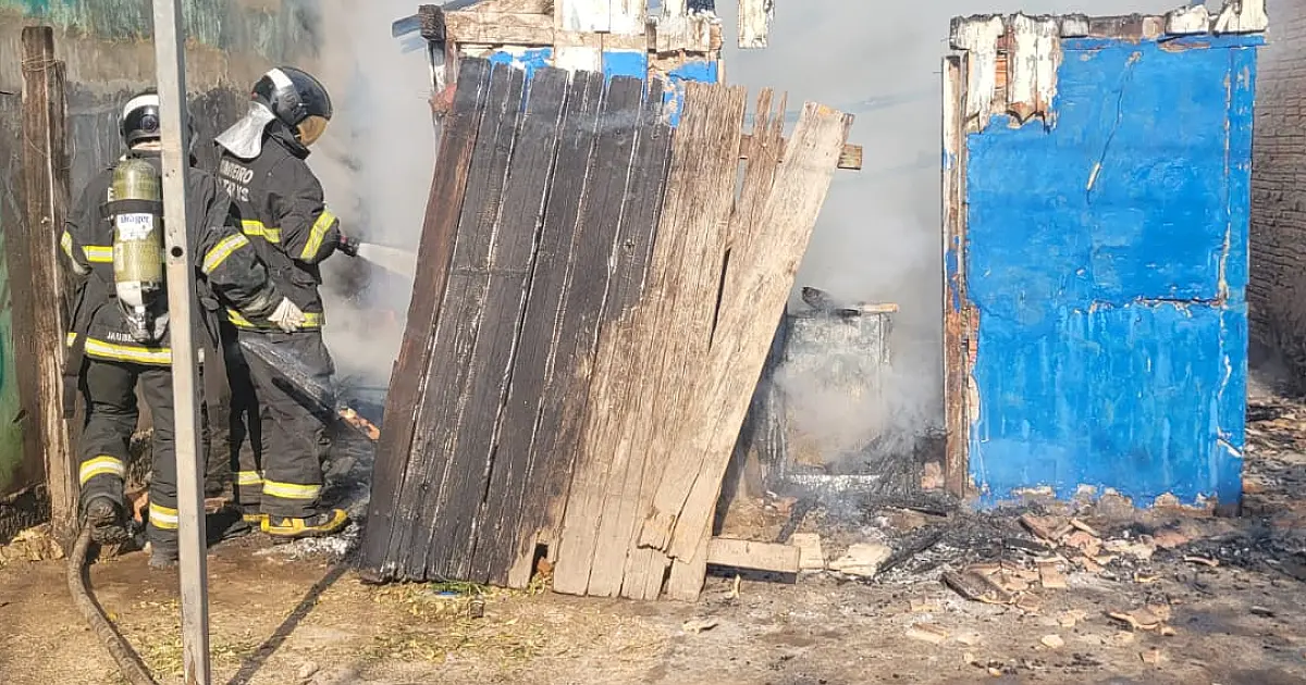 Incêndio destrói casa e atinge outras duas vizinhas