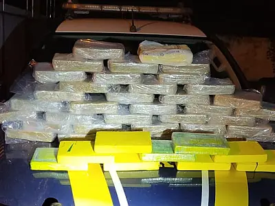 PRF apreende 46 kg de cocaína em carro de aplicativo que seguia para capital