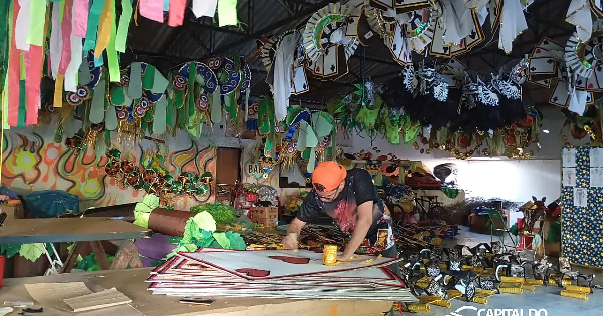 Criatividade, resistência e heroísmo nos bastidores das escolas de samba de Corumbá
