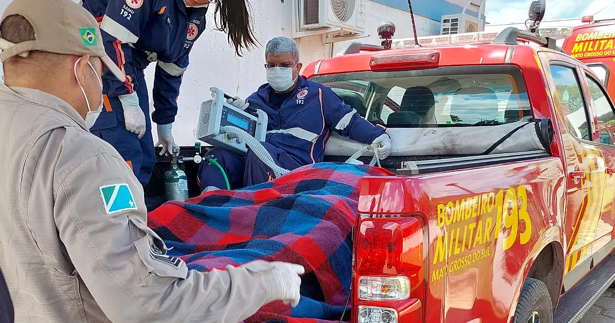 Paciente com mais de 200 quilos é transportado por caminhonete ao Pronto Socorro