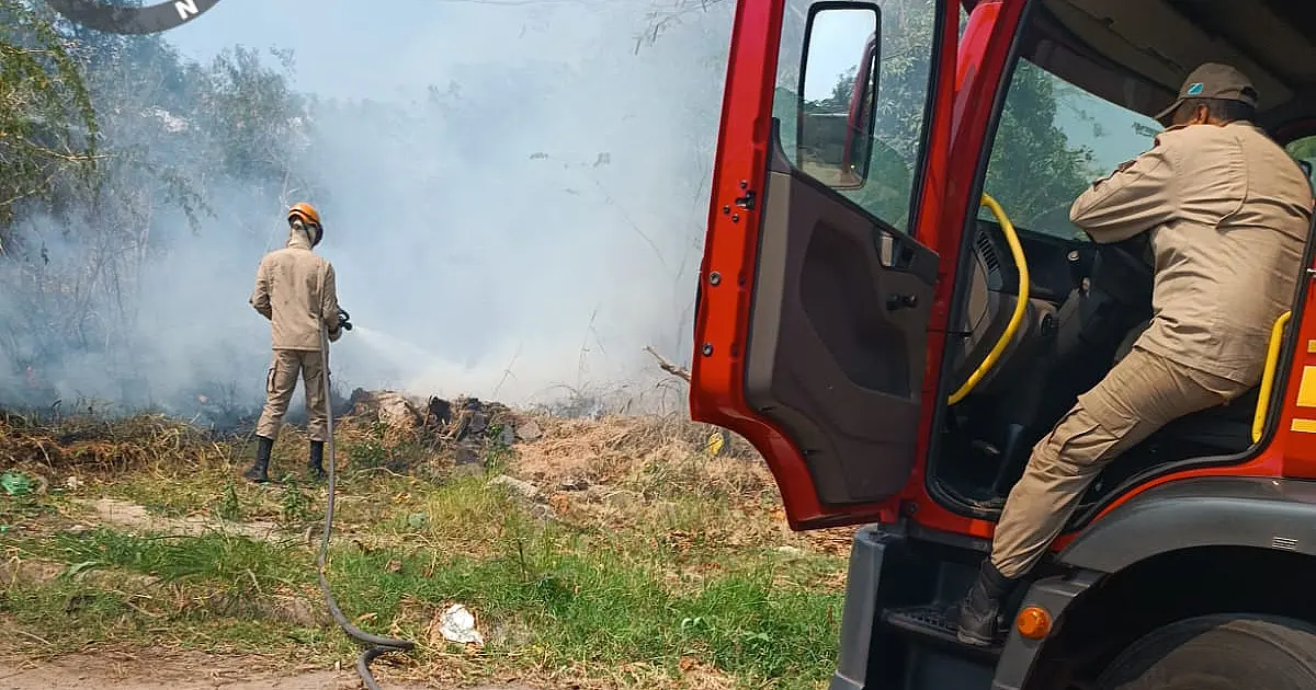Incêndio em terreno baldio marca plantão dos Bombeiros