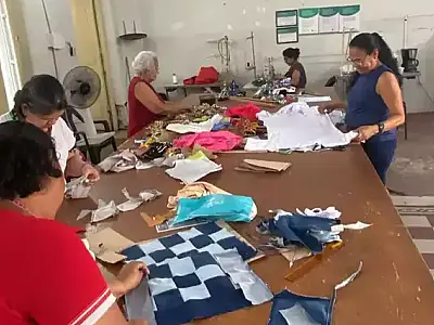 Oficina ensina mulheres de Corumbá a fabricar bolsas sustentáveis