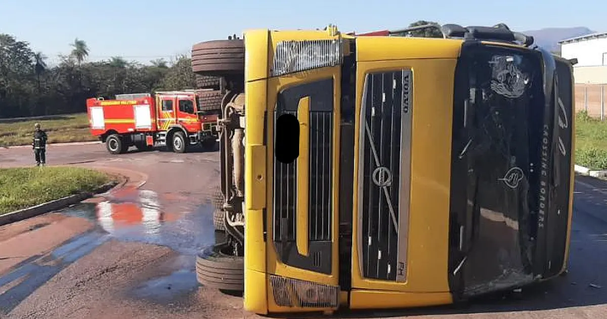 Carreta boliviana tomba no Anel Viário