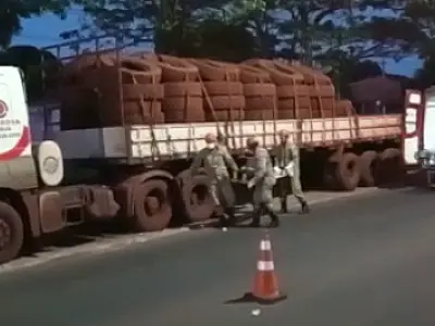 Motociclista é socorrido com hemorragia após colidir em carreta estacionada