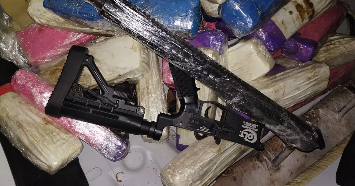 Viajando com o pai e filha de 6 anos, mulher é presa com droga e até fuzil