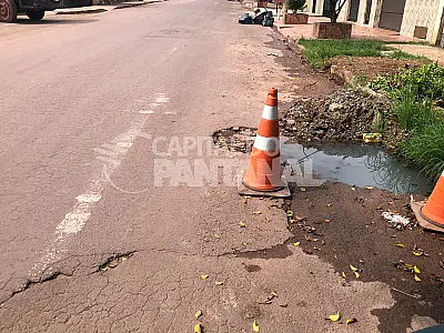 Fossa estourada e descaso com moradores de Ladário