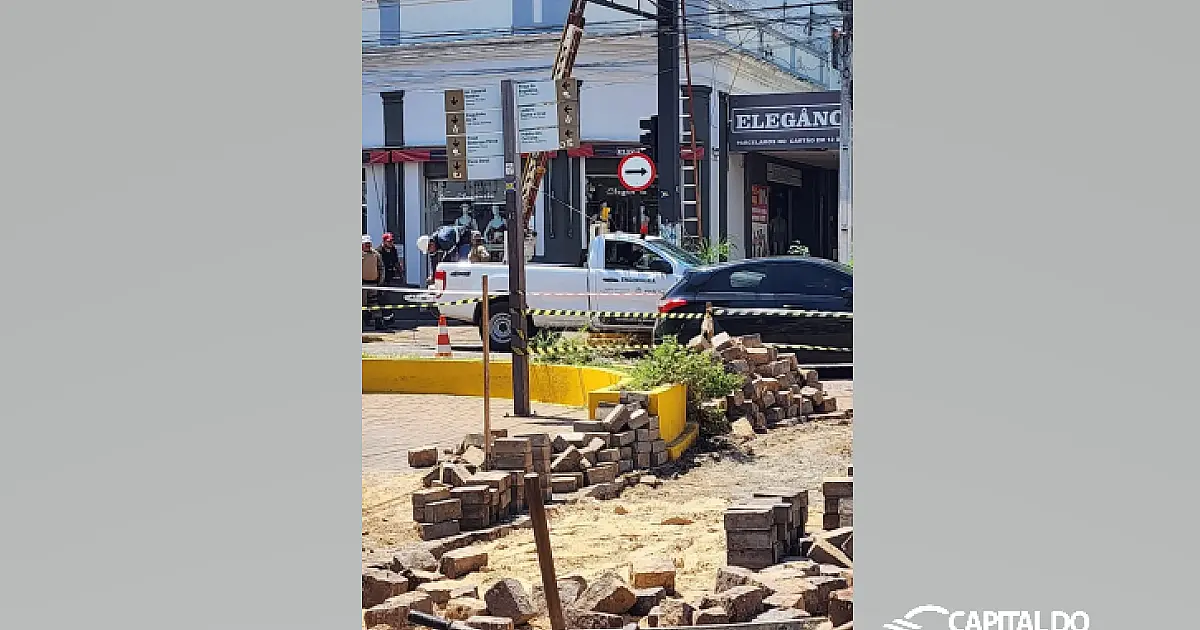 Rompimento de cabo em semáforo causa transtorno no trânsito do centro