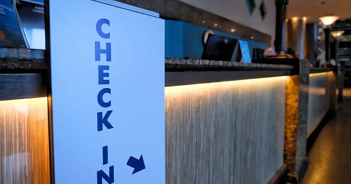 Hospedagens têm até esta segunda para adotar check-in digital