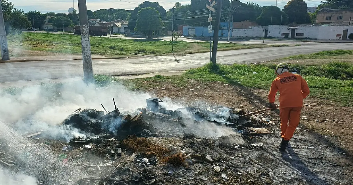 Incêndio em amontoado de lixo mobiliza Corpo de Bombeiros no Popular Velha