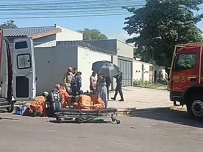 Colisão entre carro e moto deixa mulher com fratura exposta em Corumbá