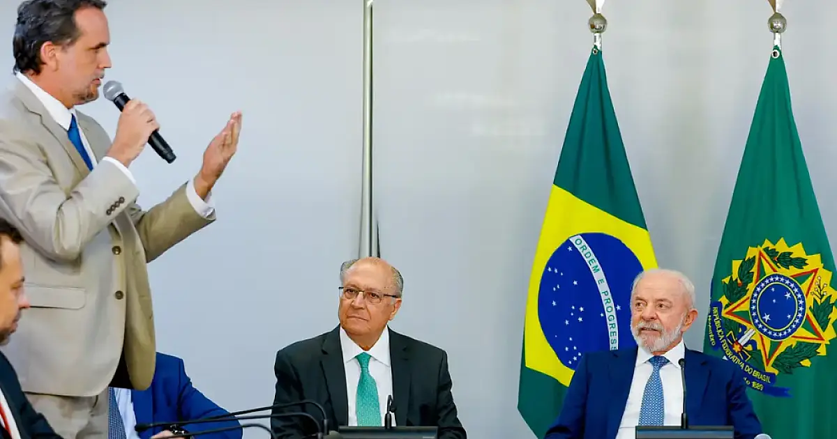 Lula assina MP e zera "taxa das blusinhas"