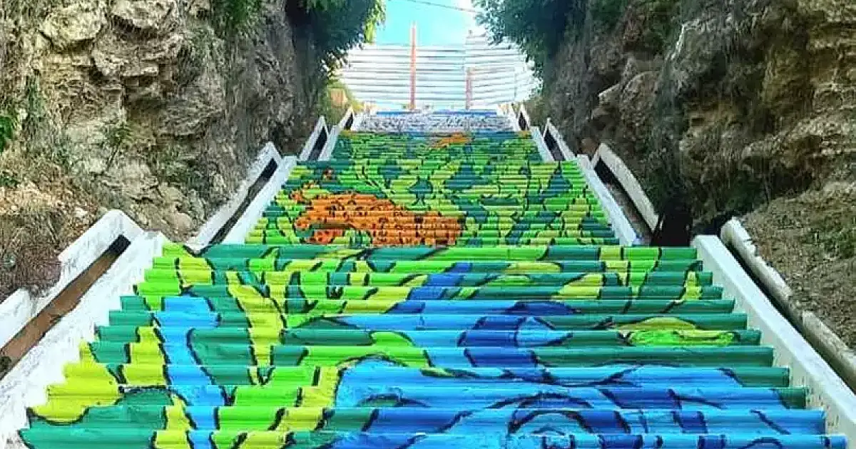Escadaria histórica de Corumbá vira tela gigante em intervenção urbana