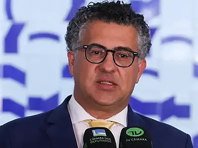 Parecer da 6x1 é adiado em meio à pressão para transição de 10 anos