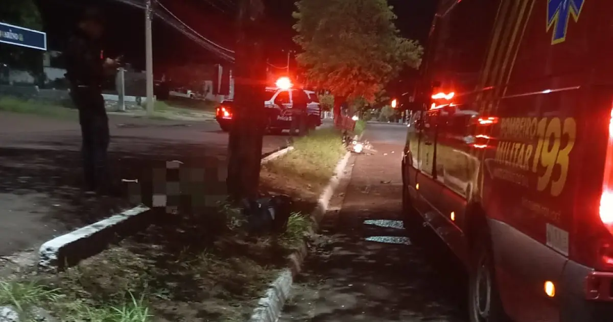 Motociclista morre ao colidir contra árvore na Avenida Rio Branco