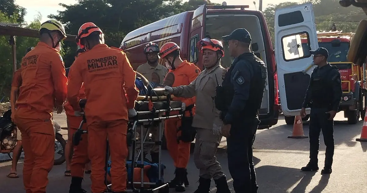 Colisão em caminhão estacionado deixa motociclista ferido em Corumbá