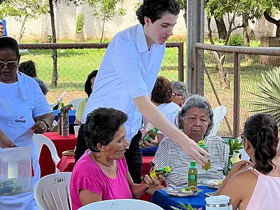 Curso de Garçom e Garçonete encerra formação com entrega de certificados no CCI
