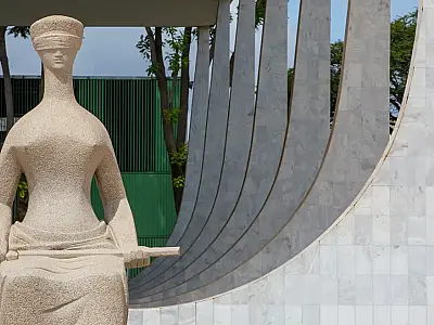 STF mantém fim da aposentadoria compulsória para juízes condenados
