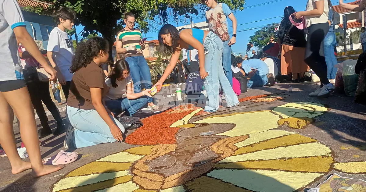 Fiéis confeccionam tapetes e celebram Corpus Christi em Corumbá
