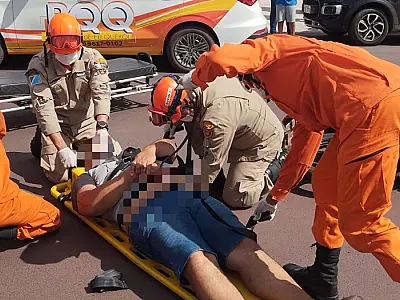 Colisão entre carro e moto deixa motociclista ferido no bairro Universitário