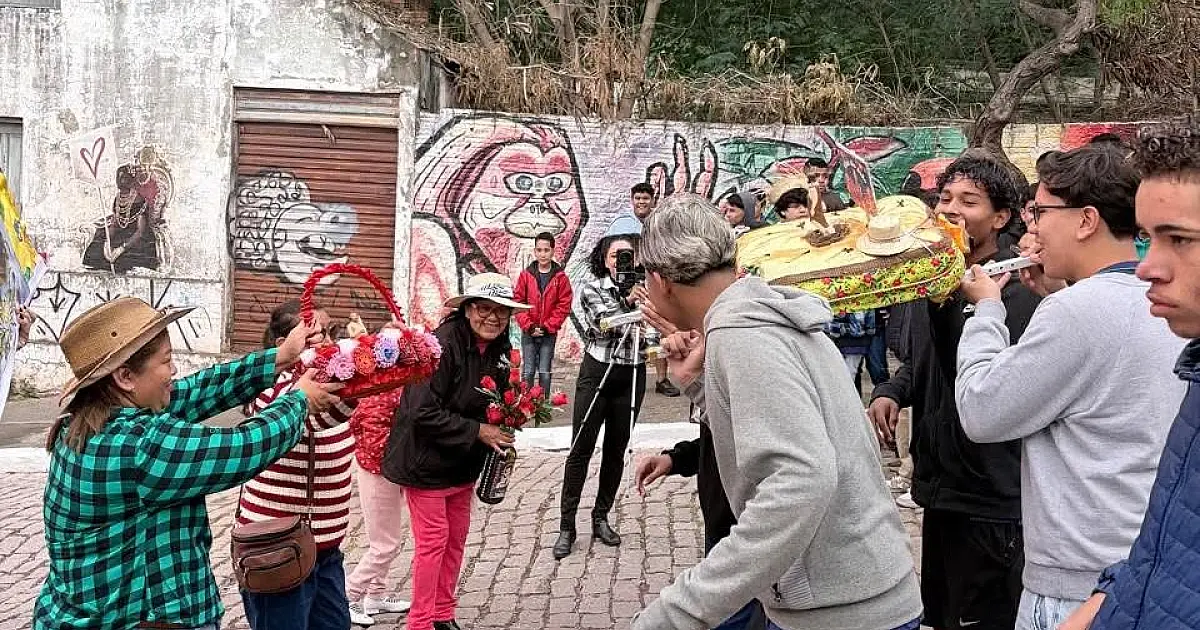 Banho de São João reúne estudantes às margens do Rio Paraguai
