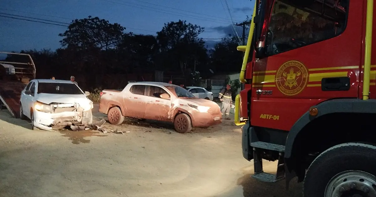 Colisão entre carros deixa mãe e filho feridos no bairro Guaicurus