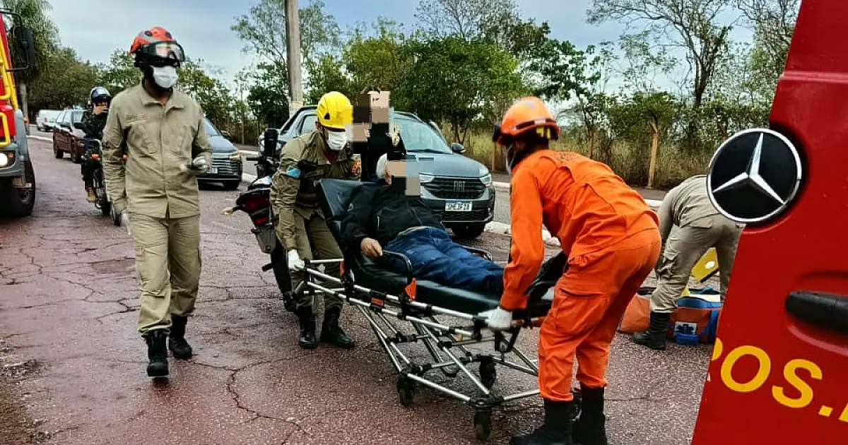 Pista molhada provoca queda de moto e deixa duas pessoas feridas na Rio Branco