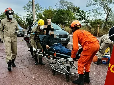 Pista molhada provoca queda de moto e deixa duas pessoas feridas na Rio Branco