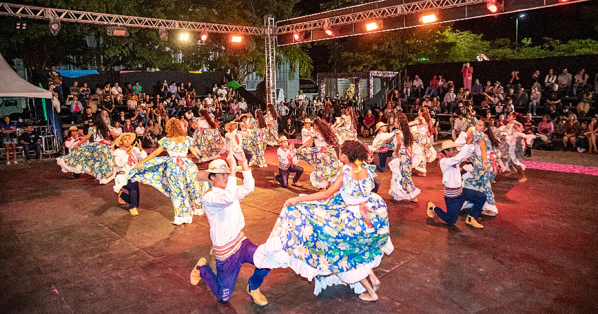 Banho de São João segue nesta segunda com concurso de quadrilhas e show de Alex e Yvan
