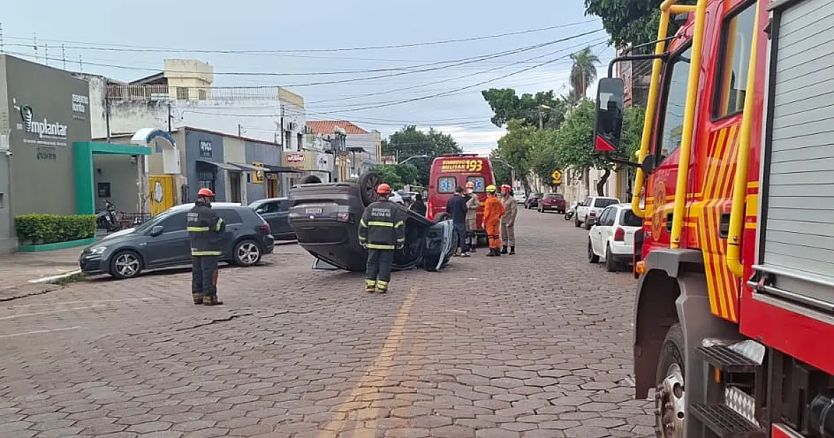 Acidente no centro de Corumbá causa capotamento de veículo