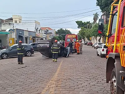 Acidente no centro de Corumbá causa capotamento de veículo